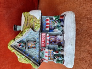 Casuta veche cu lumini confectionata din ipsos, pictata manual - imagine 4