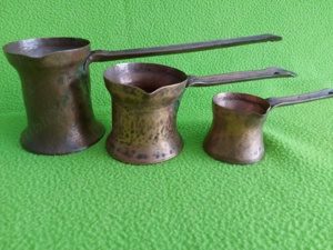 Ibrice vechi din alama pentru cafea, ( lucrate manual )