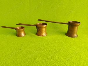 Trei vechi ibrice de cafea din bronz, cu forme și dimensiuni diferite