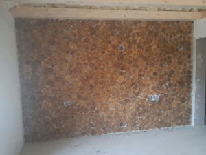 Pereți placati cu rondele din lemn.