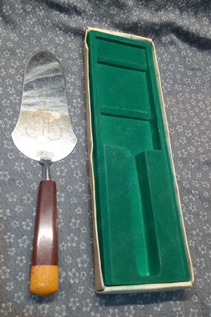 paletă tort vintage, alamă cromată și bachelită