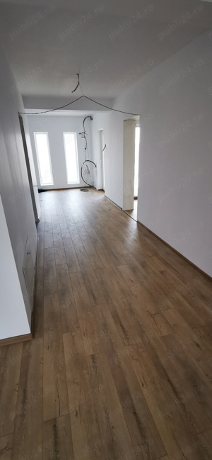   Meseriaș execut finisaje interioare 