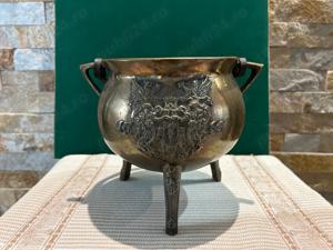 Vas cu trei picioare din bronz de colectie Glockenspeis anul 1867