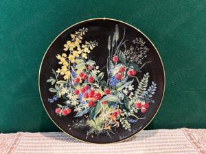 Farfurie decorativa de colectie Bradex  Himbeeren unter Ginstebluten 