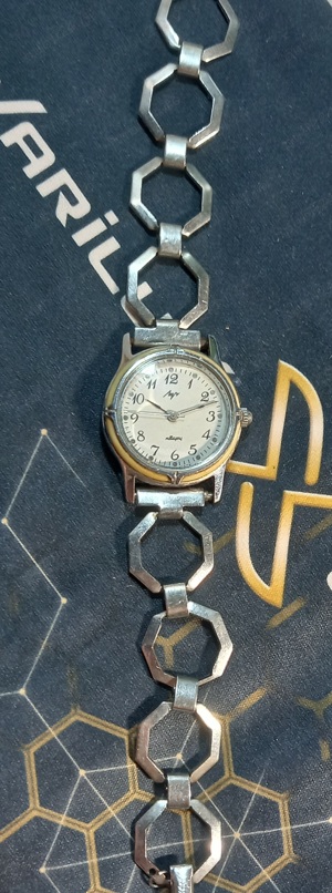 ceas vintage Luch URSS, quartz, design exclusiv, rar de găsit
