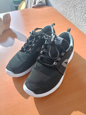 Vând pantofi sport dama,că și noi ,mărimea 39, calitate.