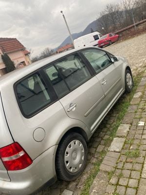 Vand   schimb  vw touran 2006 de 140cp putin rulat - imagine 3