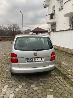Vand   schimb  vw touran 2006 de 140cp putin rulat - imagine 4