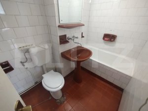 Apartament 3 camere,2 bai, 64 mp,decomandat,etaj 2,zona centrala, Coroana de Aur - imagine 7