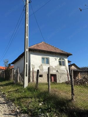 Casă bătrânească situată în comuna Oteșani sat Cârstănești județul Vâlcea 