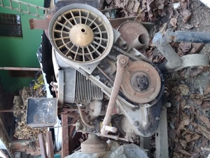 Vând motor pe benzină cu pornire la pedală de 30cp.in doi cilindri cu răcire pe aer.