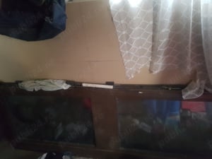 Usa metalica marou dubla cu tocuri si cheie la ea.