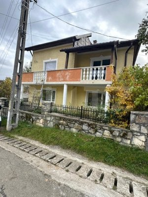 Casa individuala cu  curte individuala, garaj si gradina zona Baciu 