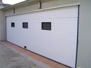 Usa de garaj la comanda