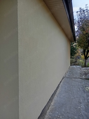 Aplicam tragem tencuiala decorativa 