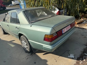 Mercedes 250d w124 E Class Retro - imagine 3