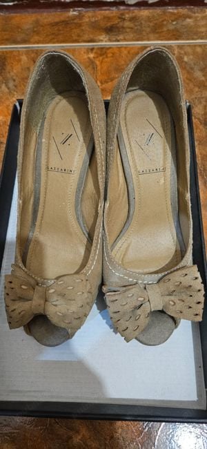 Pantof decupat la varf crem, piele intoarsa