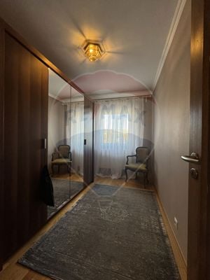 Apartament superb în inima orașului – 3 camere, Etaj 1, Garaj și Pivni - imagine 5