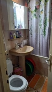 Vând apartament 3 camere,baie,bucătărie decomandate,debara baie de serviciu,Moldova Veche bl 27