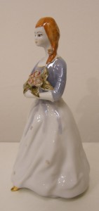 Bibelou vechi din portelan   Balerina cu trandafiri    pictat manual - imagine 3