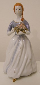 Bibelou vechi din portelan   Balerina cu trandafiri    pictat manual - imagine 4