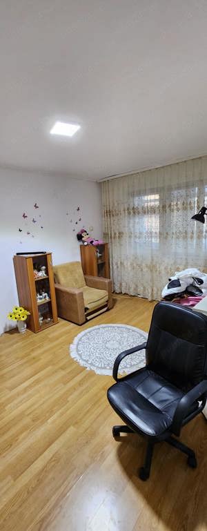 Vând apartament cu 3 camere semidecomandat 