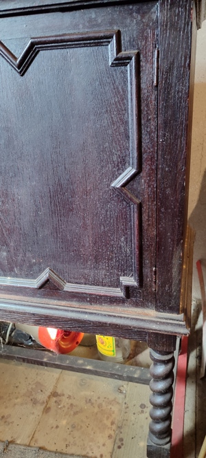 vand dulap lemn masiv (secretair) cu model pe usi si picioare antic