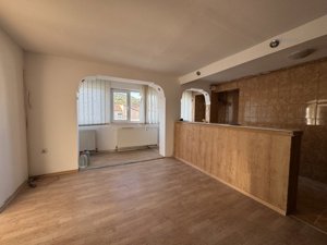 Apartament de 3 camere eficient compartimentat, in centrul orasului Moinesti - imagine 7