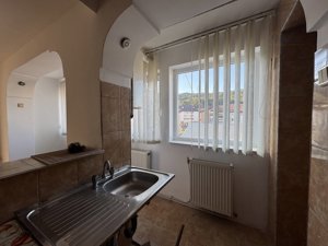 Apartament de 3 camere eficient compartimentat, in centrul orasului Moinesti - imagine 5