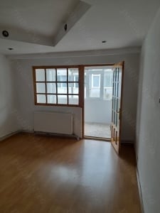 proprietar vând apartament cu trei camere decamandate strada 9 Mai numărul 60