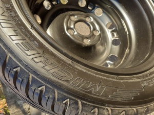 Cauciuc nou pe geanta metal,Michelin,195 50 R15. - imagine 3