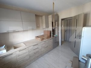 Apartament 3 camere,2 bai,balcon,60mp,semidecomandat,renovat ,oras Beclean