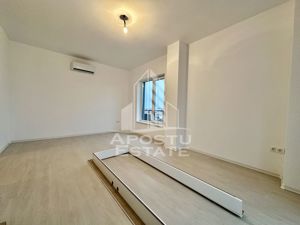 Apartament cu 3 camere, decomandat, terasa de 26 mp, zona Planetelor - imagine 3