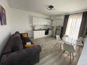 Închiriez apartament nou 3 camere complet mobilat și utilat.