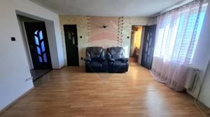 Apartament cu 4 camere de vânzare în Șimnicu de Sus