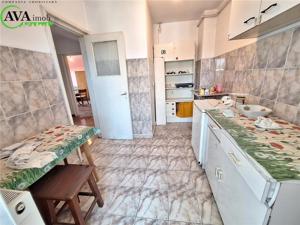 Apartament 3 camere decomandat, etaj 4 Narcisa Bacau - imagine 5