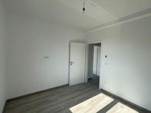 Duplex despartit prin garaj - 5 camere - Superpozitie - Mosnita Noua - imagine 15