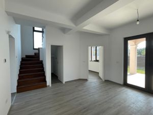 Duplex despartit prin garaj - 5 camere - Superpozitie - Mosnita Noua