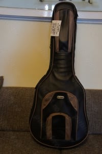 2 modele de genti de transport (husa, gigbag) pentru chitara acustica