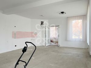 Apartament la casa de vanzare 88 mp si curte proprie in Iosia - imagine 4