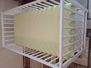 De vânzare pătuț cu saltea pentru bebeluși.