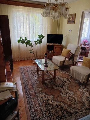 De vanzare,in Mureseni,apartament cu 3 camere,semidecomandat,etajul  4 din 4,mobilat si utilat.