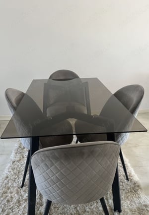 Masa din sticla cu 4 scaune din catifea