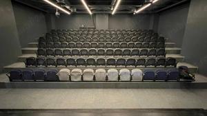 Scaune de tribună cu șezut retractabil și mânere din aluminiu