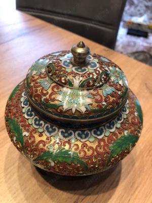 Vand bomboniera cloisonne veche,  lucrata manual din bronz aurit si email champleve
