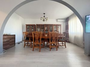 Apartament cu 5 camere, Zona Lipovei - imagine 2