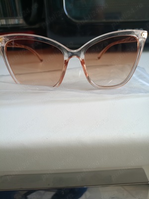 Vând ochelari de soare fashion de dama noi produs de calitate.