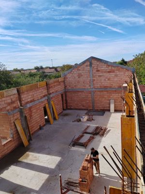 Executam lucrări de construcții si finisaje interioare și exterioare 