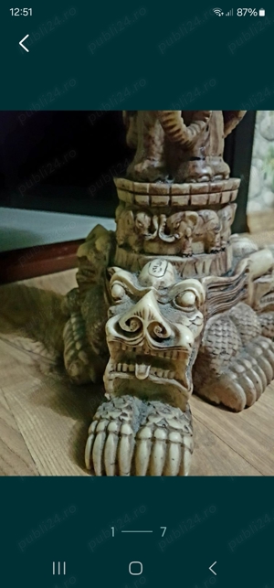 Masa deasupra are rasina epoxidica pentru protectie. In stare foarte bună.