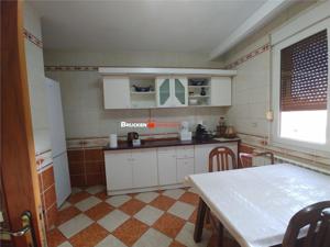 De inchiriat apartament cu 5 dormitoare, living, bucatarie si 3 bai - imagine 14